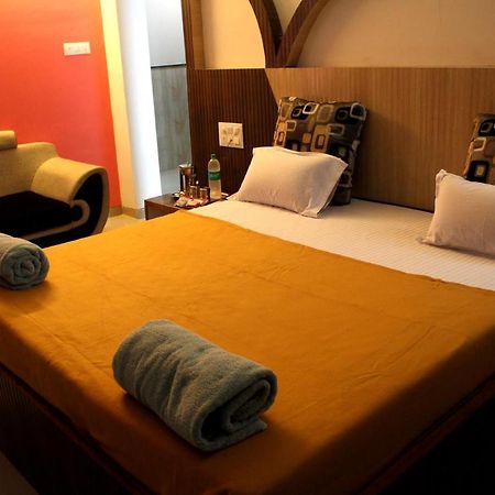 Malhar Palace Hotel Ширди Экстерьер фото