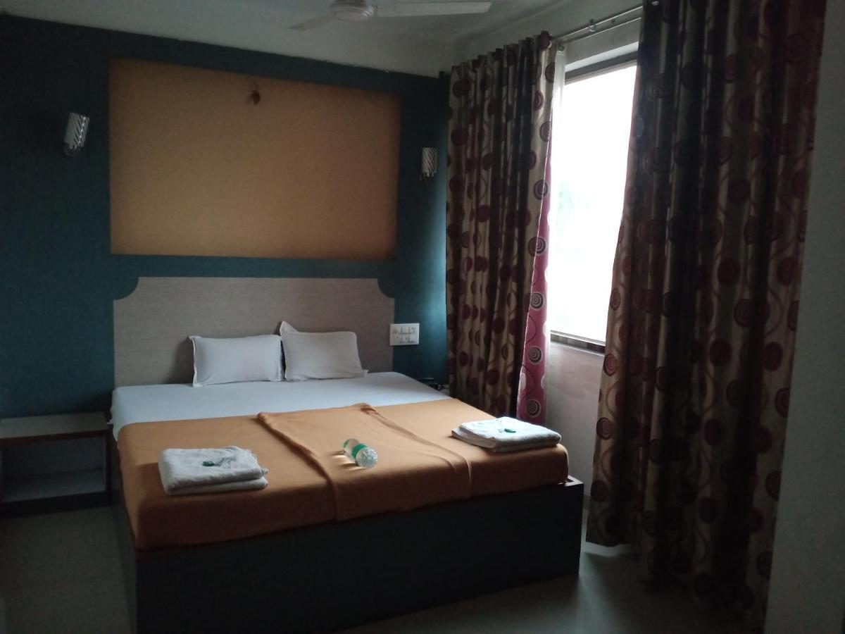 Malhar Palace Hotel Ширди Экстерьер фото