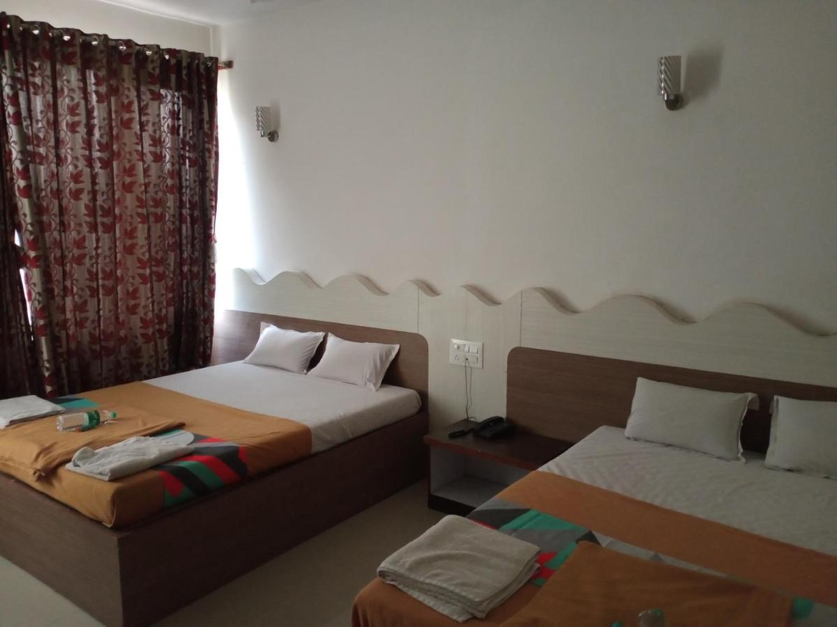 Malhar Palace Hotel Ширди Экстерьер фото