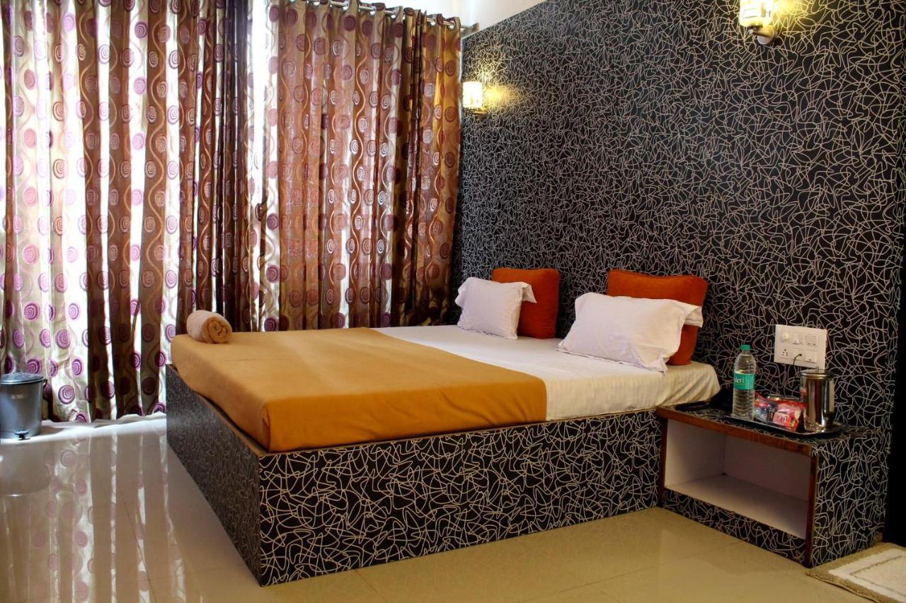 Malhar Palace Hotel Ширди Экстерьер фото
